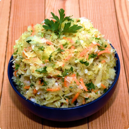 Surówka z kiszonej kapusty